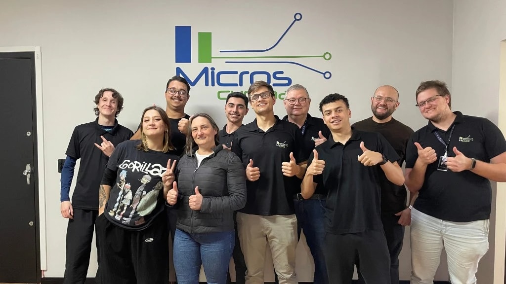 Equipe da Micros Curitiba reunida no escritório